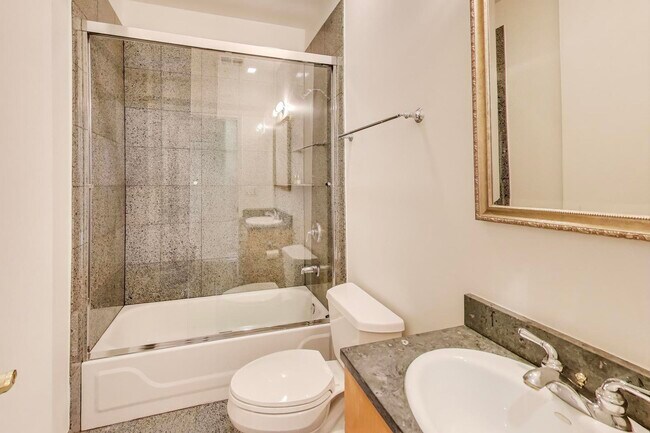 Building Photo - 816 W Hubbard St