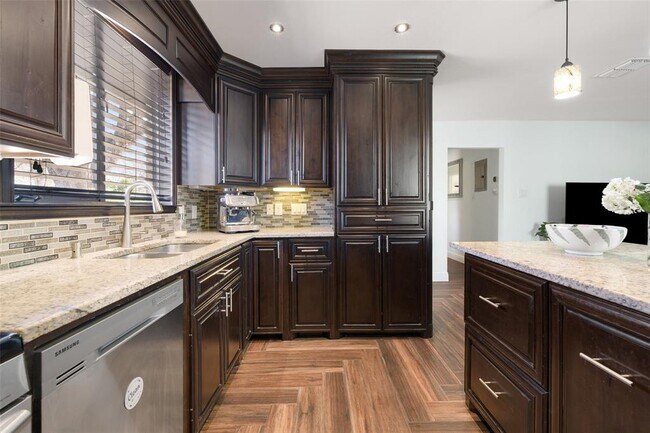 Building Photo - 1501 Broadmoor Dr