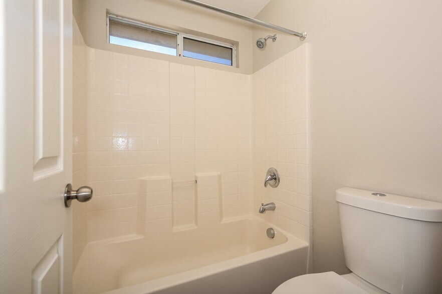 Building Photo - 1022 Shades End Ave