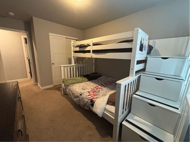 Building Photo - Beautiful Split-Level in BENNINGTON