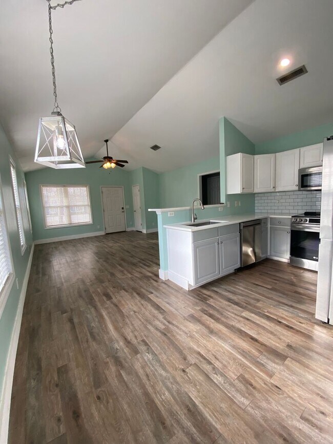 Building Photo - 3 bedroom, 2 bathroom Home in Hampstead