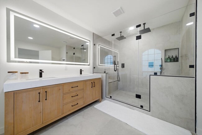 Building Photo - 5610 Court of Lions St