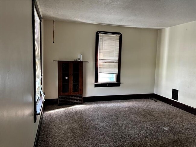 Primary Photo - 648 S Ankeny Ave