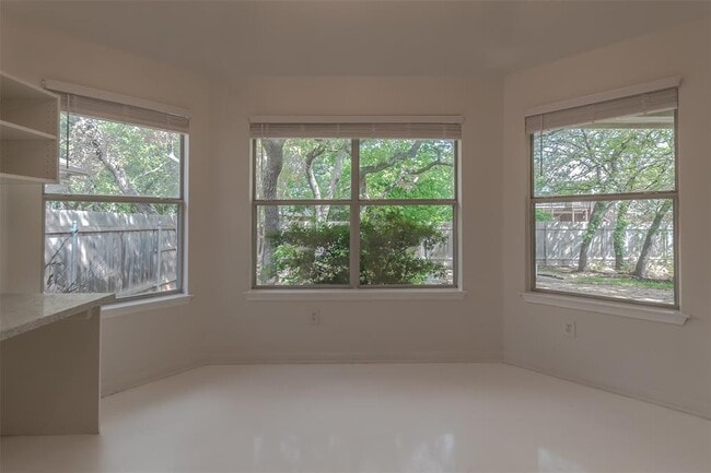 Building Photo - 2210 Zoa Dr