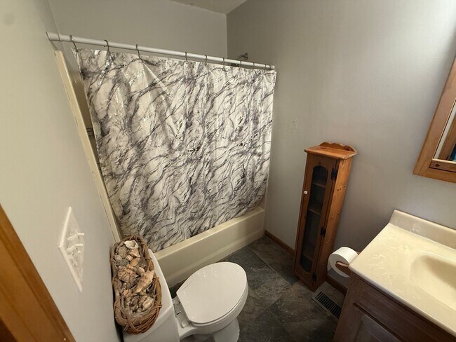 Building Photo - Spacious 5 Bedroom Home in a Peaceful Country Setting