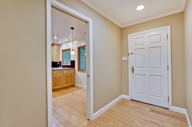 Building Photo - Excellent 3 Bedroom 2 Bath In A Great Neig...