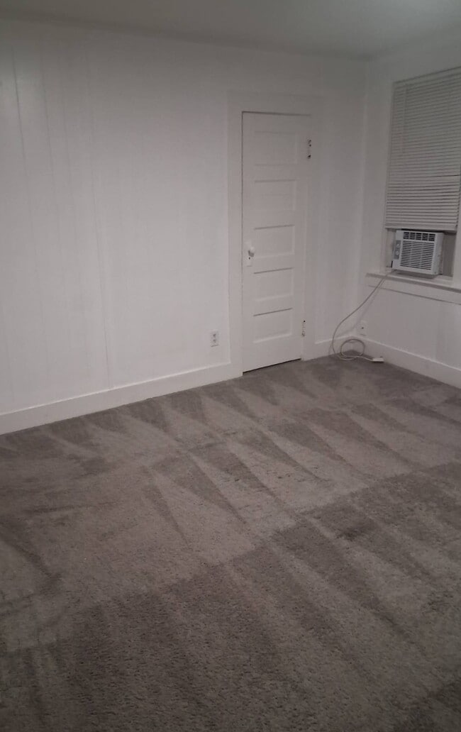 Building Photo - 65 1/2 E. Stevens St.-