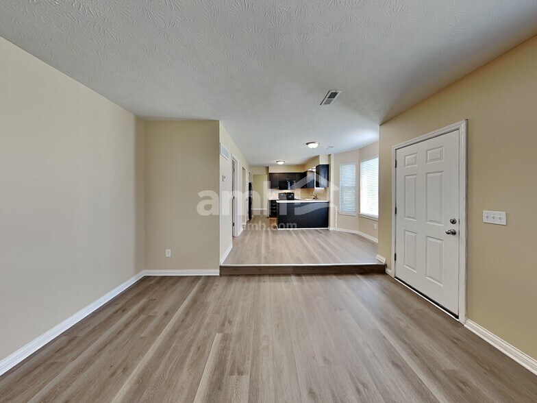 Building Photo - 8428 Stratford Ct