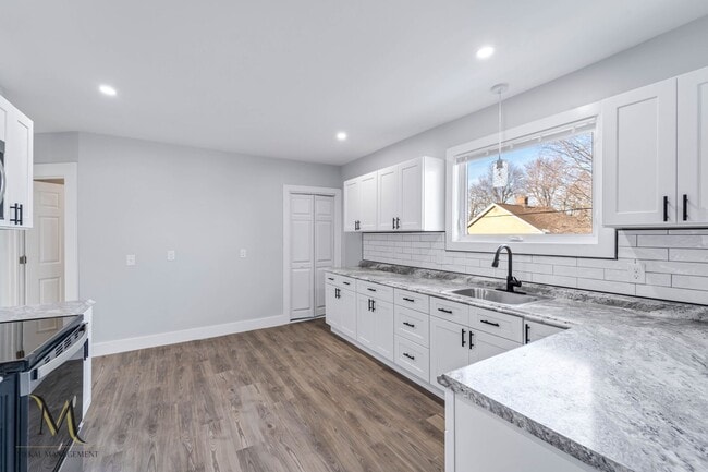 Building Photo - 403-405-405 S Elm St