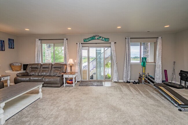 Building Photo - Spacious 4-Bedroom Home in Prestigious For...