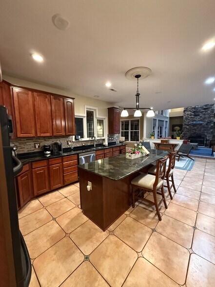 Kitchen - 1006 Glendevon Dr
