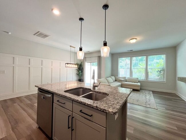 Building Photo - 1005 Longitude Dr