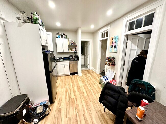 Building Photo - 829-833 Beacon Unit 501