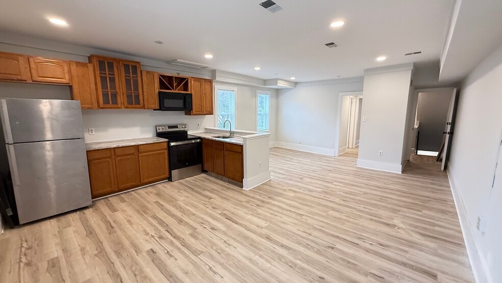 Large living area with recessed lighting - 1024 W 8th St