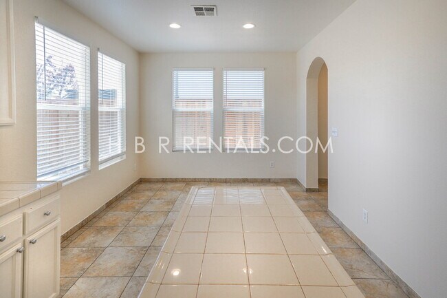 Building Photo - Charming 4-Bed, 2.5-Bath Home in Tracy’s E...