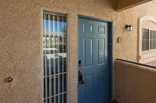 Building Photo - Enormous second story unit in upscale gated Summerlin community