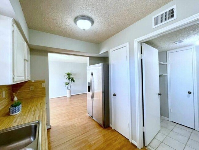 Building Photo - 9242 Westwood Village Dr