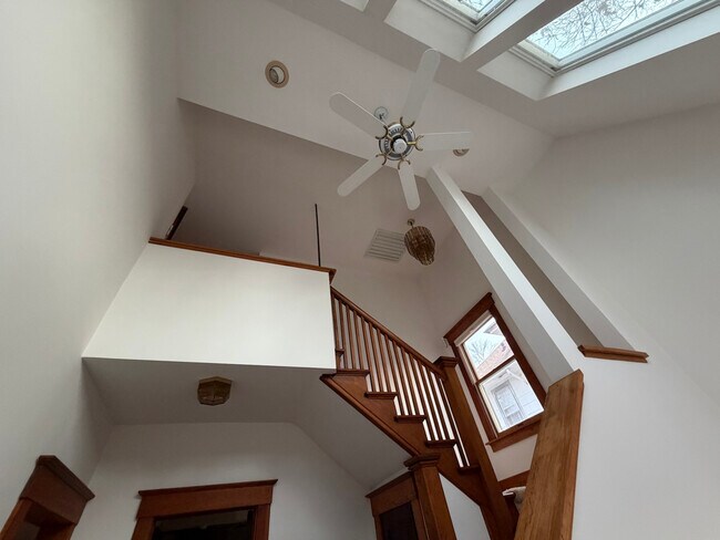 Building Photo - 410 W Illinois St