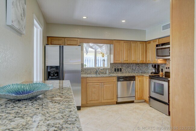 Building Photo - 808 SE 13th Ct