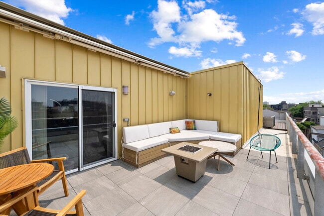 Building Photo - 2300 W Armitage Ave