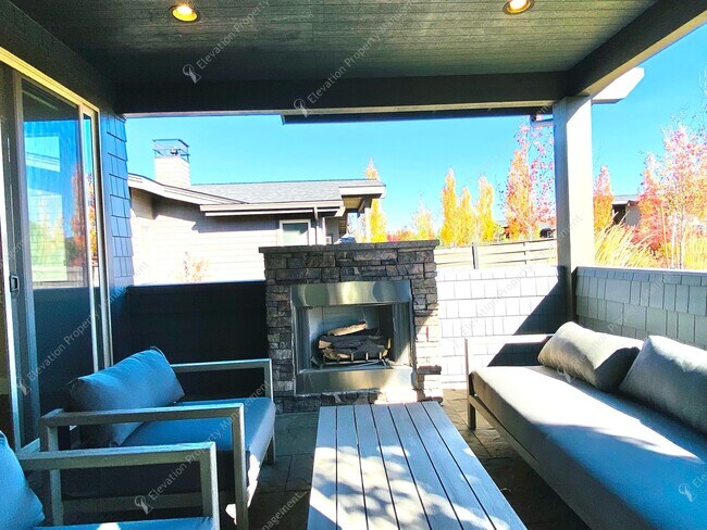 Building Photo - Luxury Single-Level 3BR - 3.5BA Living in Tetherow