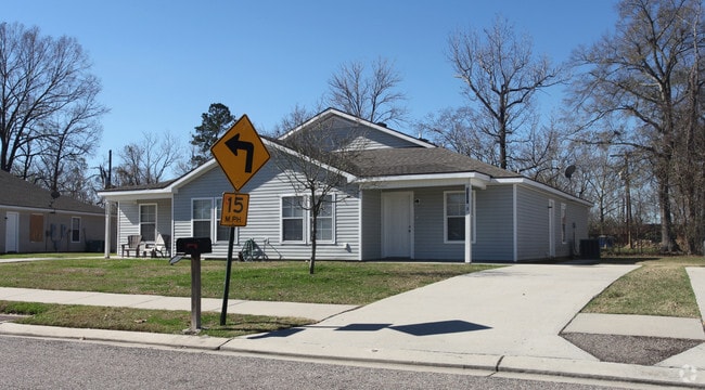 Building Photo - Banyan Trace