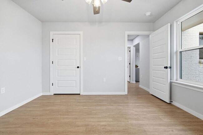 Building Photo - Fully Updated 2 Bedroom Duplex in Convenient Broken Arrow Location