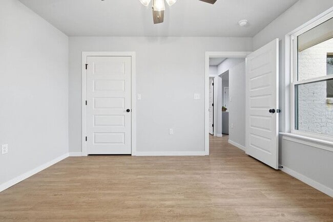 Building Photo - Move In Special! Lawn Care Included! Fully Remodeled 2/1/1