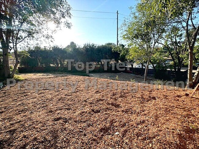 Building Photo - 3 Bed/ 2 Bath Spacious Family Home with Su...