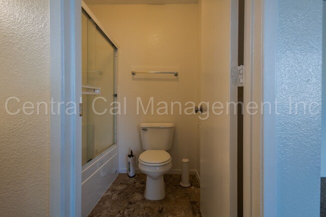 Building Photo - 3 Bedroom, 2 Bath Home - $2100 per month!