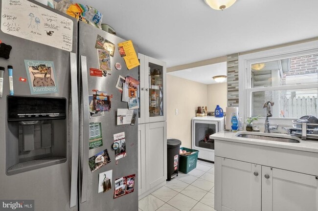 Building Photo - 416 E Flora St