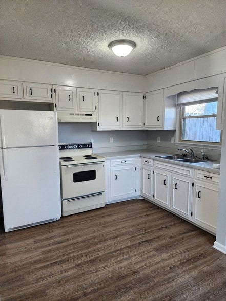 Building Photo - 105 Helen St