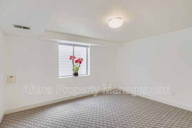 Building Photo - 287 S Holly St