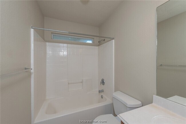 Building Photo - 2909 McLaren Dr