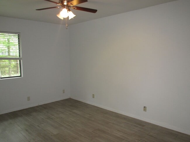 Building Photo - Adorable 2bedroom/1 bath Duplex on Wooded Lot
