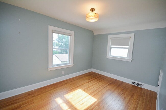 Building Photo - Gorgeous home with classic details in the ...
