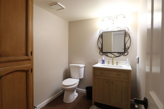 Building Photo - 565 Clubhouse Dr