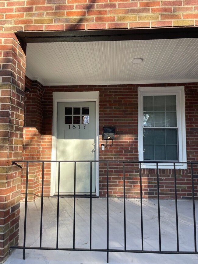 Building Photo - 1617 Hollywood Dr