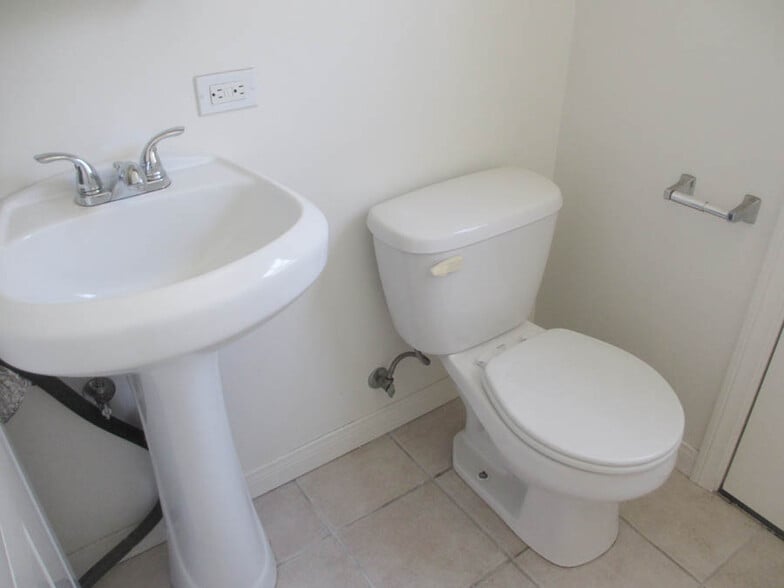 1/2 bath - 3244 Selby Ave