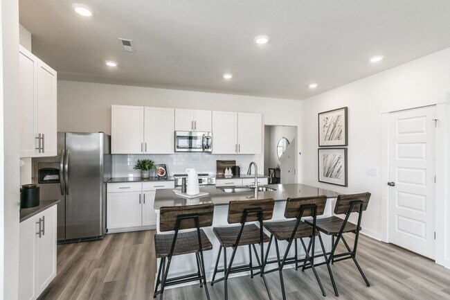 Building Photo - Modern Townhome