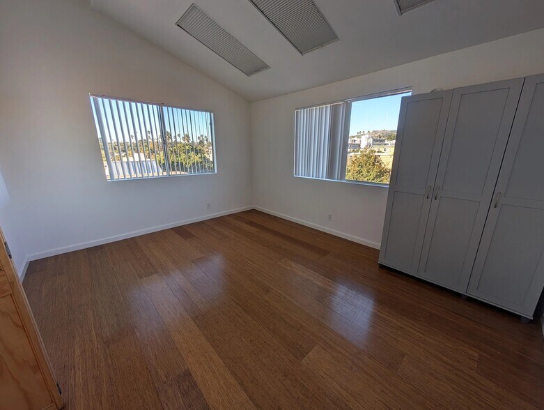 Building Photo - 11936 Darlington Ave