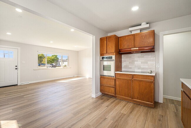 Building Photo - Spacious 6-Bed 3-Bath Home in Federal Heig...