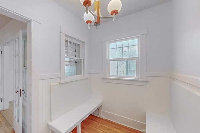 Building Photo - Two Bedroom One Bath home or sweet little ...