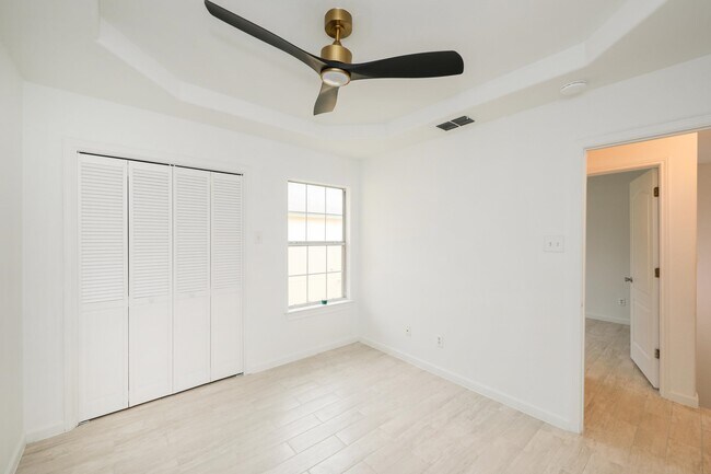 Building Photo - 1000 Ranchway Dr