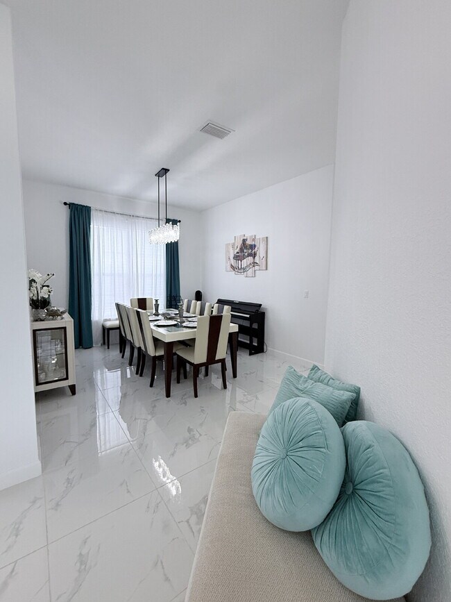 Building Photo - 5 Bedroom and 6 Bathroom, Lake view House