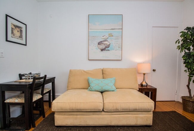 Building Photo - 1Br/1Bth unit! Hot Water included. Great location!