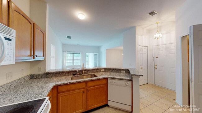 Building Photo - 2802 S Knightsbridge Cir