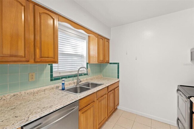 Building Photo - 885 James St