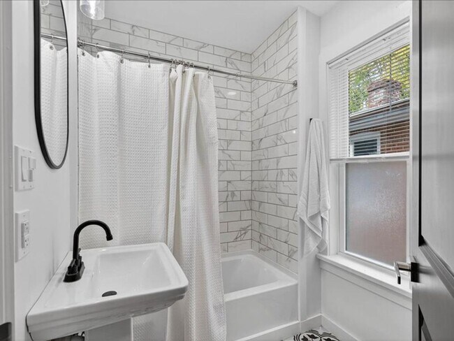 Building Photo - Gorgeous 4 Bedroom 2.5 Bathroom Available ...