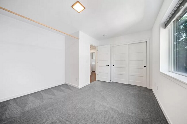 Building Photo - Modern 3 Bedroom + 2.5 bath home in SE Portland!! Brentwood Neighborhood with Air Conditioning!!